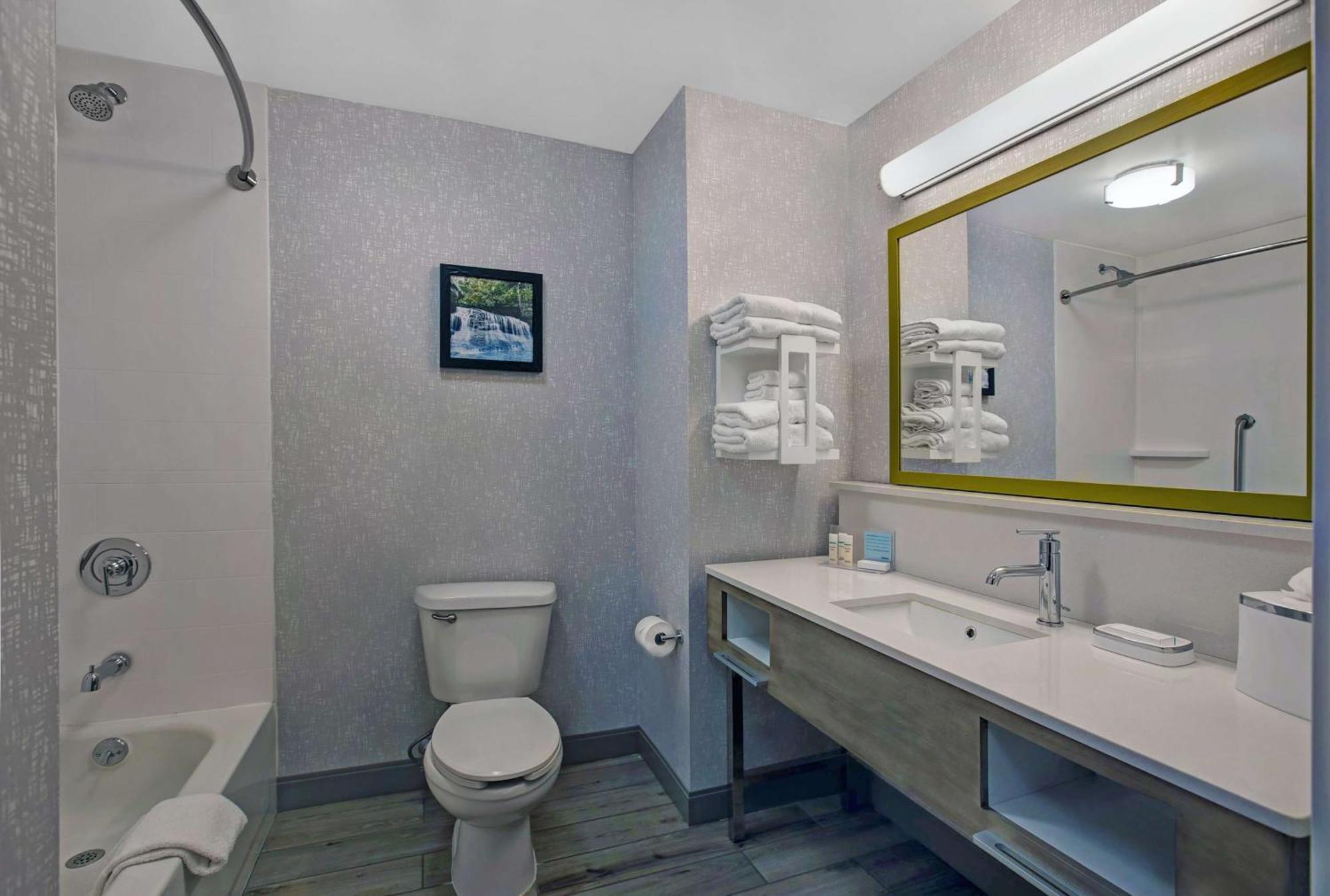 Hampton Inn Уестфийлд Екстериор снимка