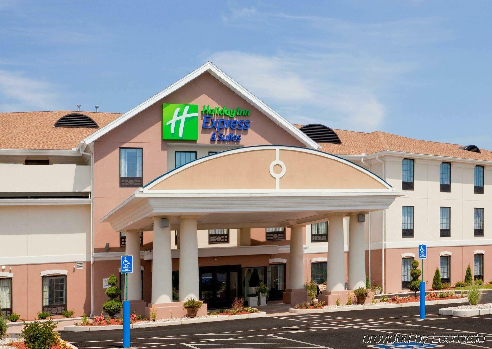 Hampton Inn Уестфийлд Екстериор снимка