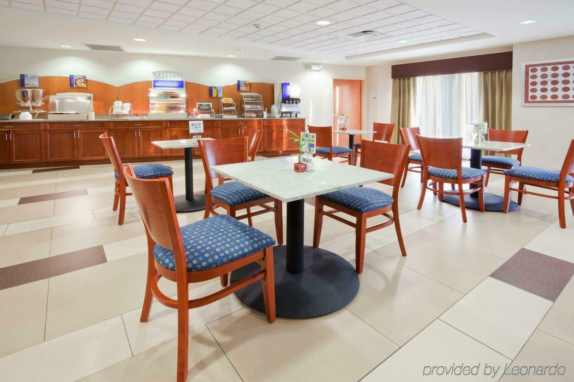 Hampton Inn Уестфийлд Екстериор снимка