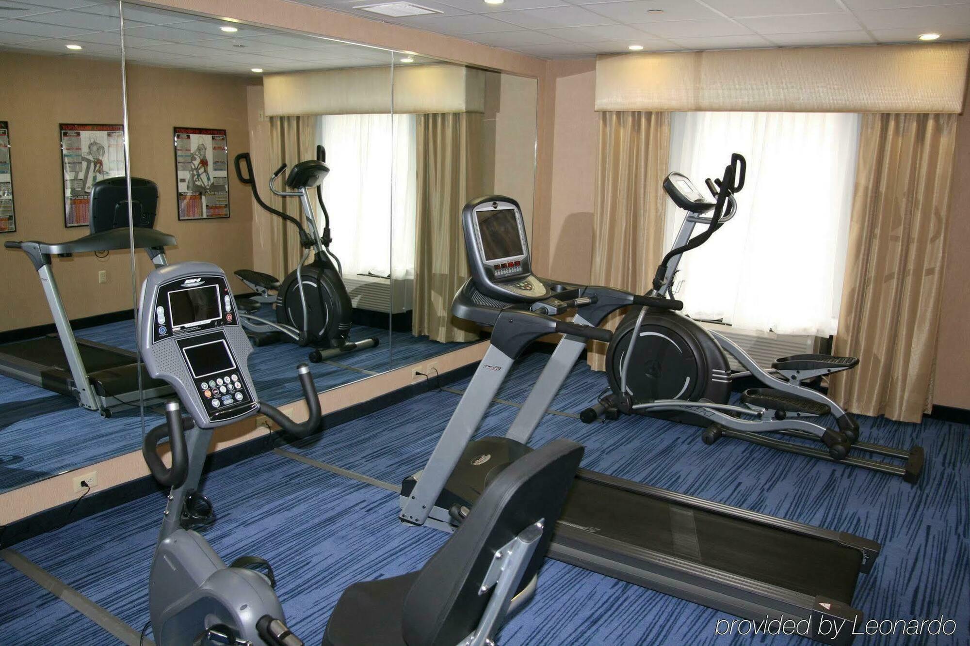 Hampton Inn Уестфийлд Екстериор снимка